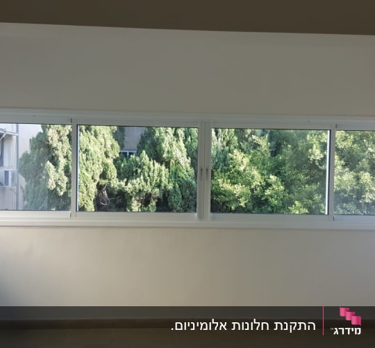 חלונות אלומיניום גדולים עם מסגרת לבנה